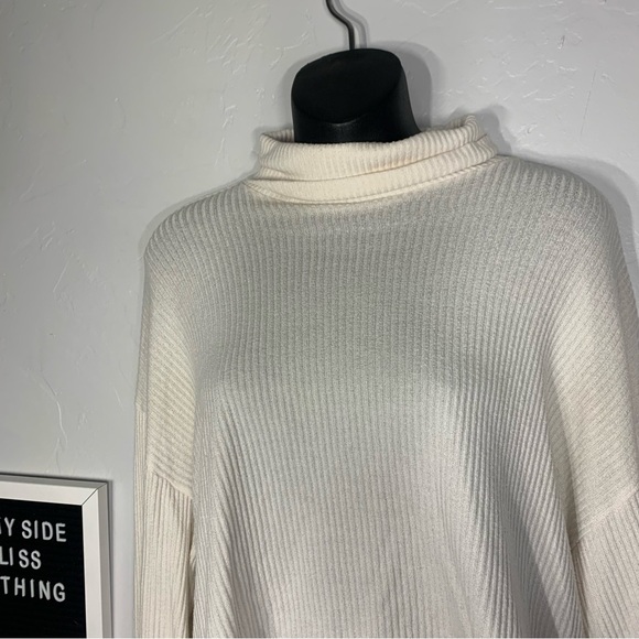 Hollister White Ribbed Cropped Turtleneck Long Sleeve Top Size Extra Small - Picture 4 of 6